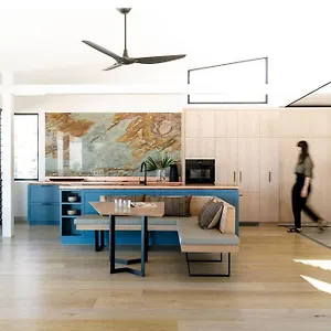  Holiday home Elegant House & Whale Watching Gem